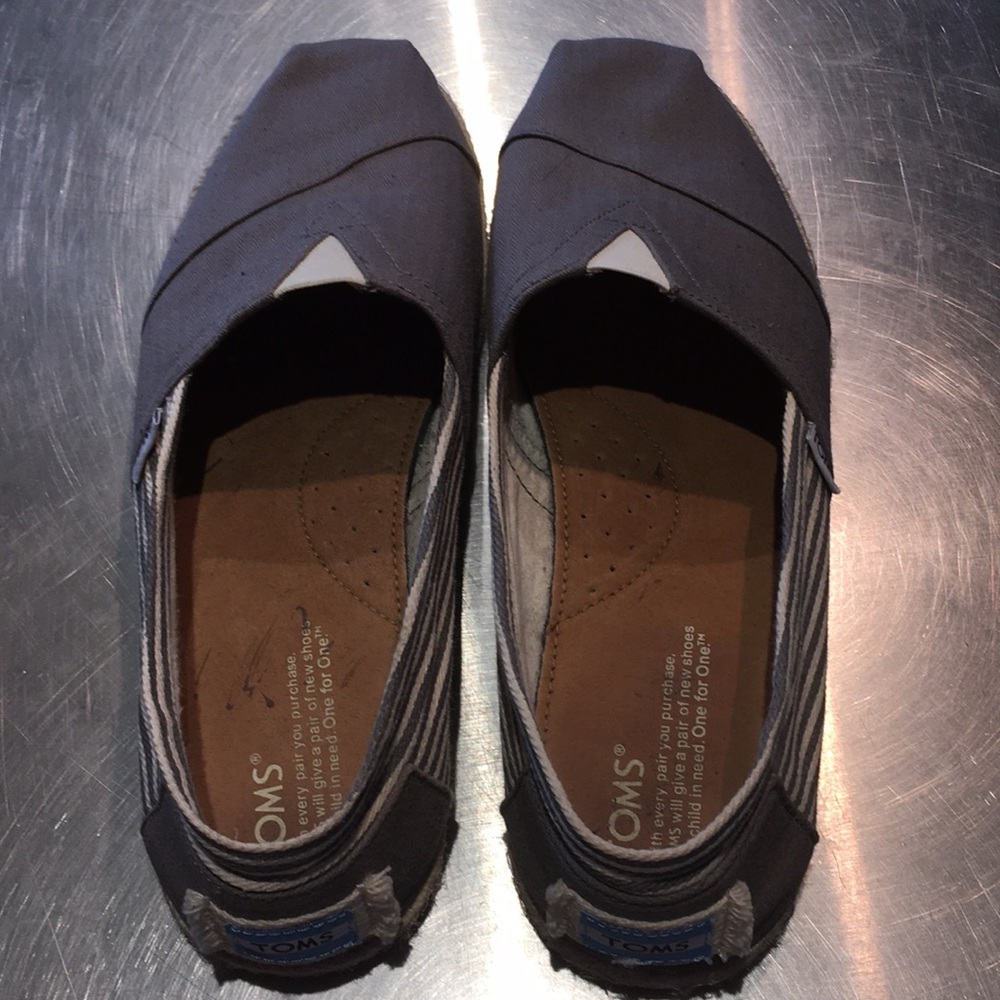 Men’s TOMS barely worn great condition